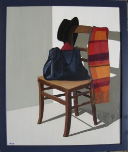 Stuhl mit Tasche, Schal und Hut